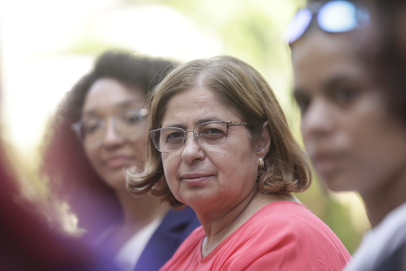 Comunicadoras populares encontram ministra da Mulher em biblioteca comunitária no Pina