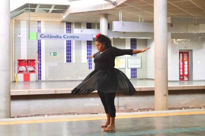 Intervenção cultural no metrô do DF leva reflexão sobre violência contra a mulher
