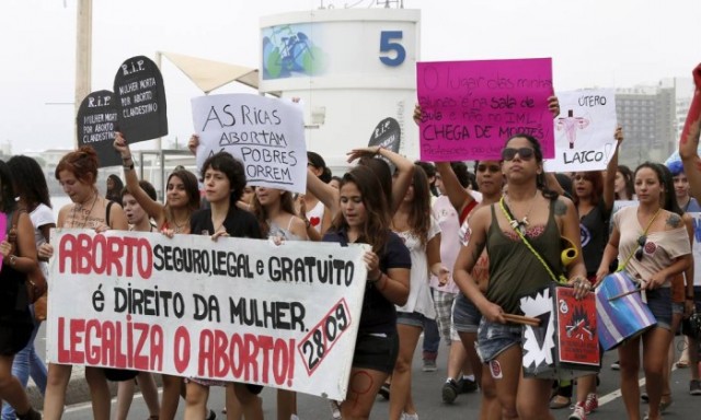 Flávia Biroli: aborto deve ser visto como tema relacionado à educação, ao trabalho e à renda