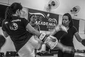 Falta de espaço e abusos nas aulas desmotivam mulheres a praticarem artes marciais, revela estudo