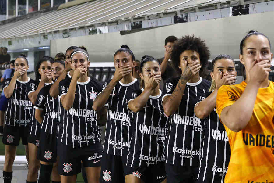 No Brasileiro feminino, jogadoras protestam contra técnico acusado de assédio