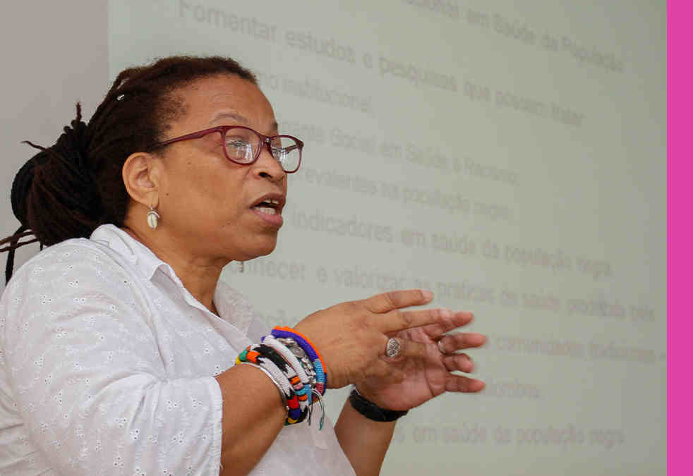 Racismo afasta negros e indígenas da vacinação, diz ativista Lucia Xavier