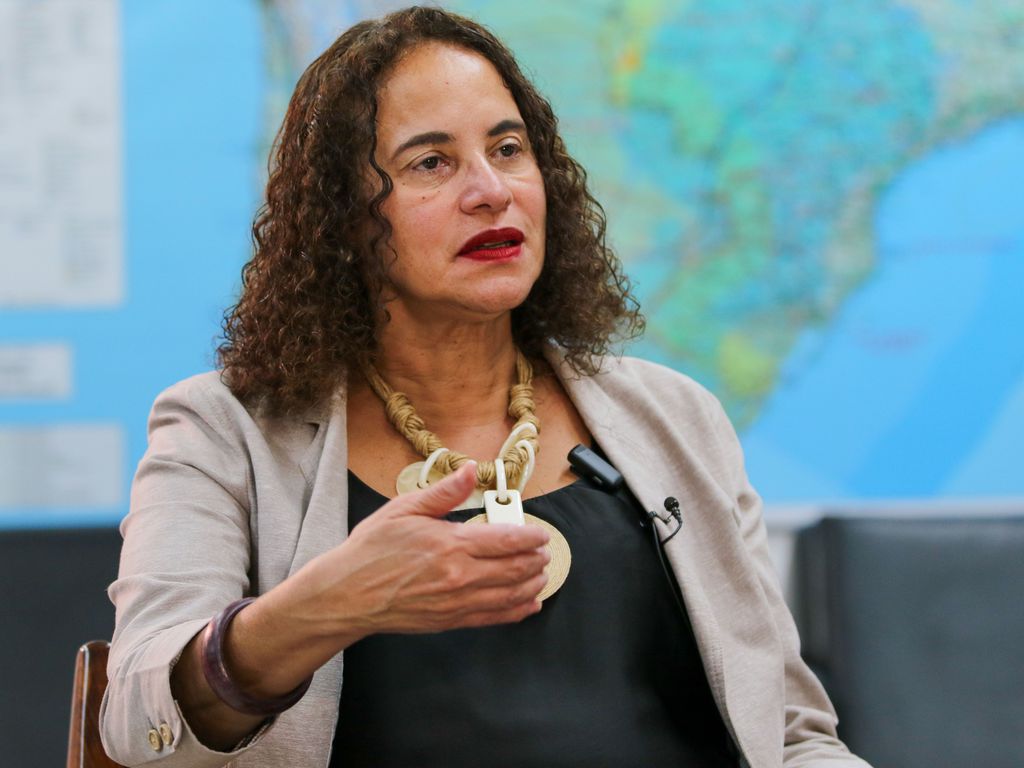Ministra Luciana Santos quer estimular “meninas cientistas” com bolsas