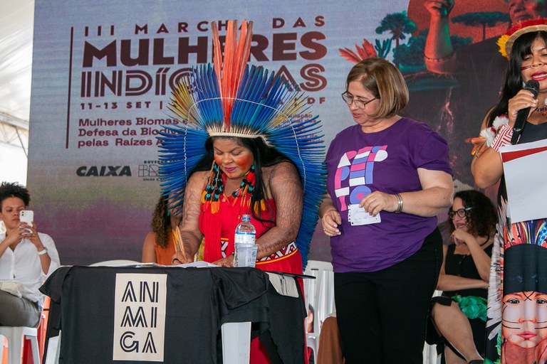 Assinatura de atos com presença de cinco ministras marca encerramento da Marcha das Mulheres Indígenas