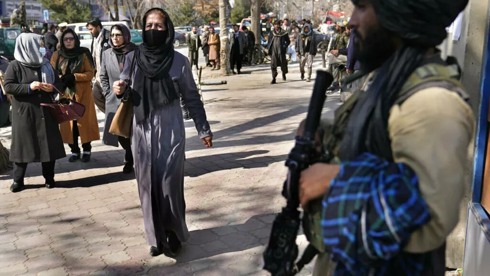 Afeganistão: Talebã proíbe mulheres nas universidades
