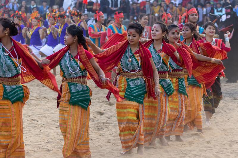 Mulheres Naga, da Índia, são comparadas a folhas jogadas ao vento