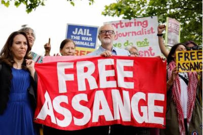 Pai de Assange divulga documentário sobre luta por liberdade do filho