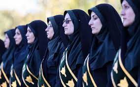 Patrulha do véu volta às ruas para punir mulheres que não usam o hijab