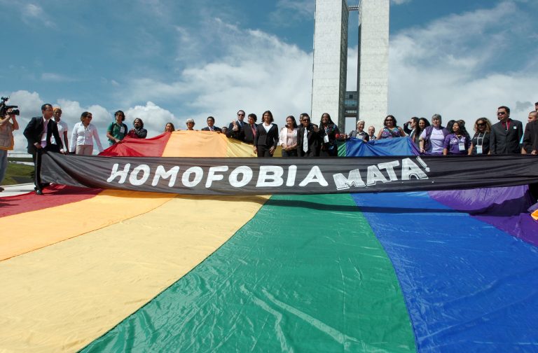 Extrema-direita fundamentalista avança e Comissão da Câmara aprova projeto para proibir casamento entre pessoas do mesmo sexo