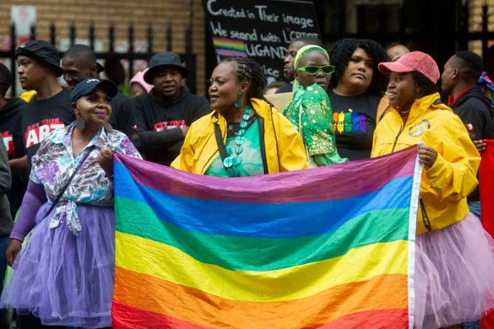 Ativistas LGBTQIAP+ temem reflexos após promulgação de lei homofóbica