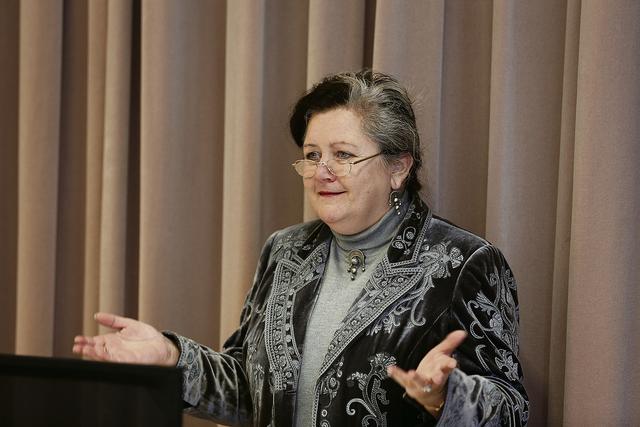A teóloga feminista Irmtraud Fischer desembarca em Deusto