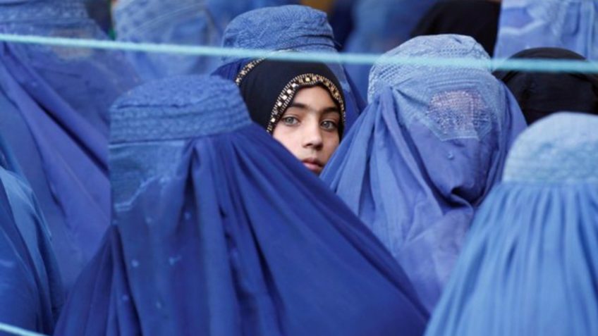 Talibã proíbe que mulheres afegãs trabalhem para a ONU