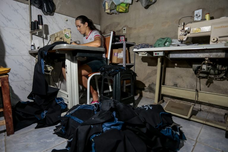Trabalho precário de mulheres sustenta indústria do jeans em Toritama