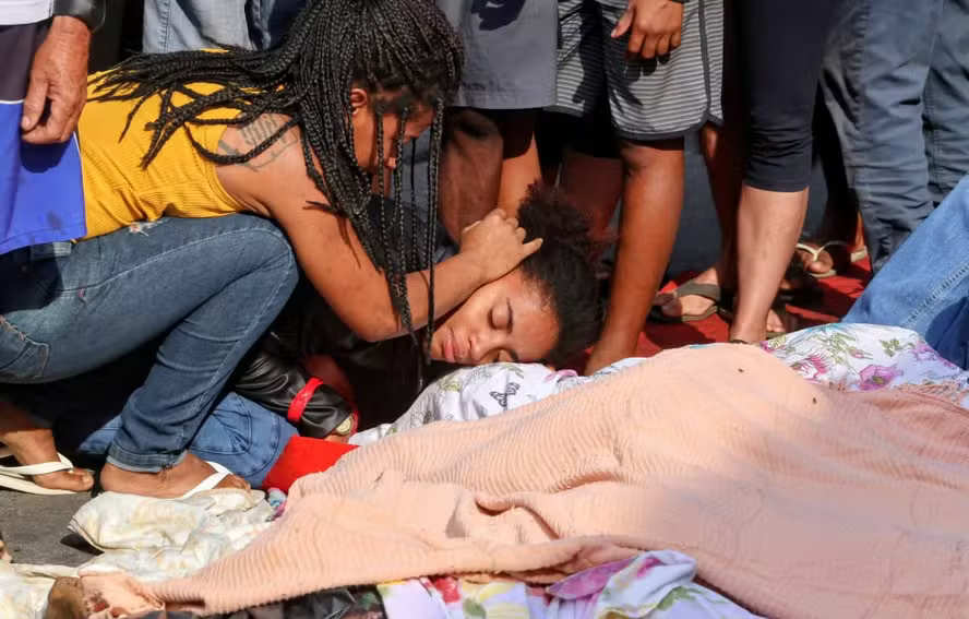 moradores levam dezenas de corpos para praca na penha