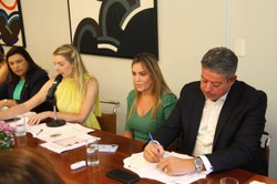 Bancada feminina apresenta carta-compromisso a candidatos à Presidência da Câmara